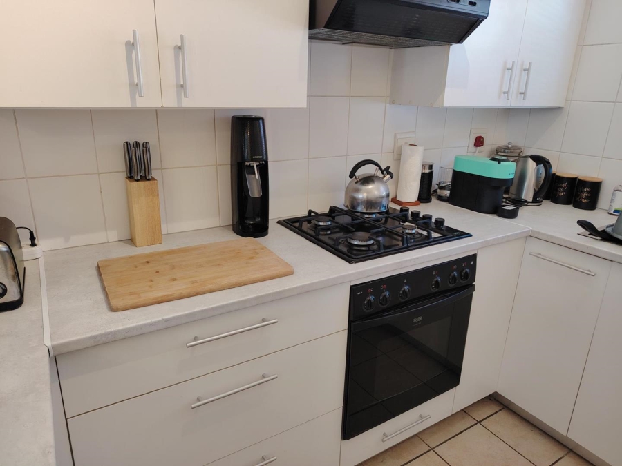To Let 2 Bedroom Property for Rent in Uitzicht Western Cape